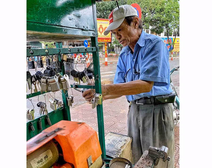  Ông Nguyễn Quang Trân là một trong những thợ sửa khóa đầu tiên ở Pleiku sau giải phóng. Ảnh: M.C