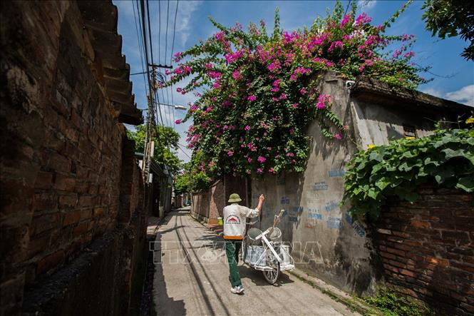 Tồn tại với hơn 500 năm làm nghề gốm truyền thống, làng Bát Tràng vẫn còn lưu giữ được rất nhiều giá trị văn hóa. Theo thời gian đường làng ngõ xóm nơi đây cũng nhuốm màu xưa cũ với những bức tường và mái ngói rêu phong.