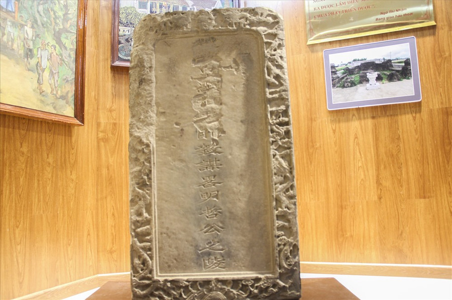  Bia Lăng mộ Tổ Tây Sơn Tam Kiệt (thôn Phú Lạc, xã Bình Thành, huyện Tây Sơn).