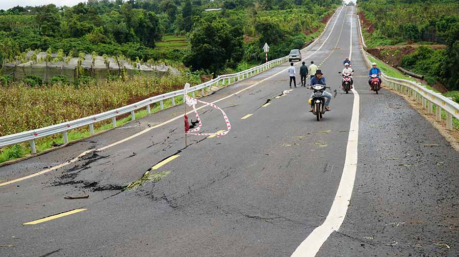 Mặt đường bị biến dạng và sụp lún. Ảnh: N.T Mặt đường bị biến dạng và sụp lún. Ảnh: N.T