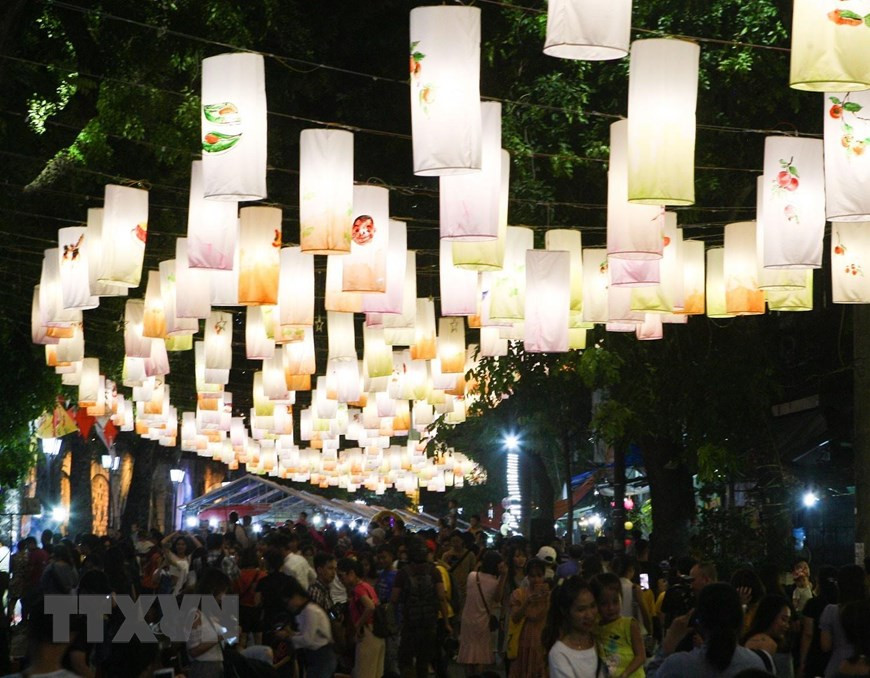 Không gian phố bích họa Phùng Hưng rực rỡ, cuốn hút với hàng trăm chiếc đèn lồng.