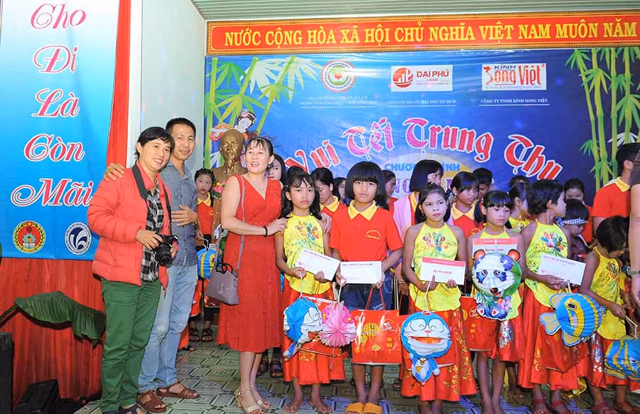  Vui Tết Trung thu với trẻ em mồ côi ở Trung tâm Bảo trợ Xã hội Tổng hợp tỉnh. Ảnh: Đ.Y