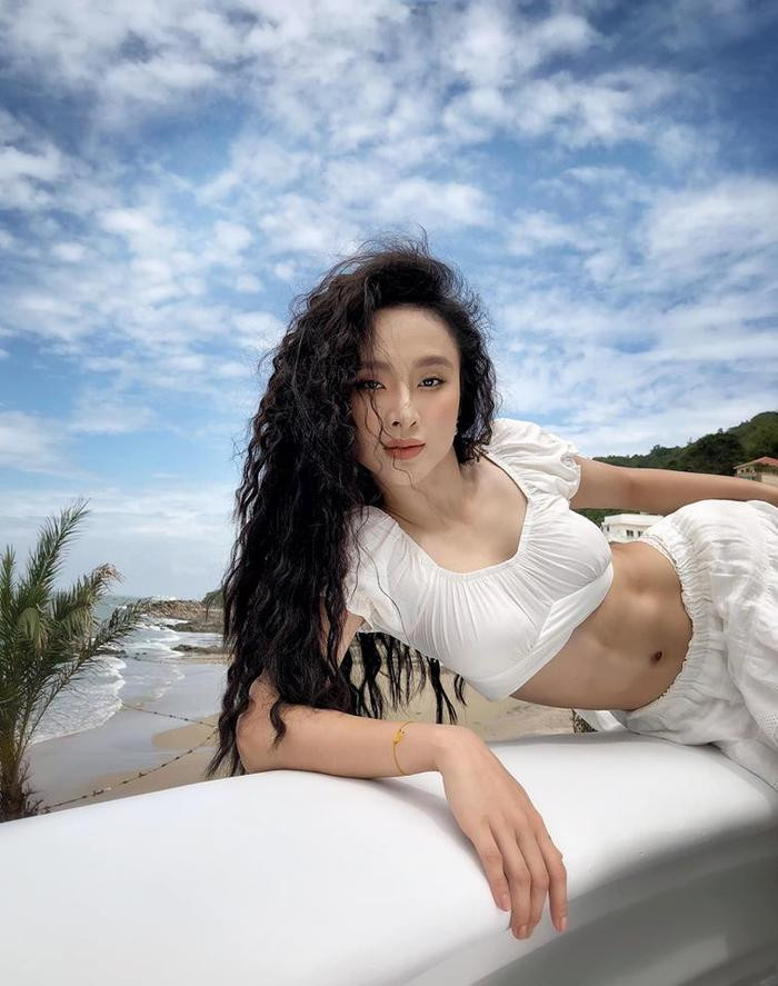 Cơ bụng số 11 đáng ngưỡng mộ của Angela Phương Trinh khiến cho nhiều người phải xuýt xoa và không ngớt lời khen ngợi, thậm chí nhiều người còn cho biết cơ bụng và thân hình của cô chính là mục tiêu phấn đấu khi đi gym của bao người