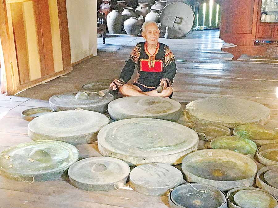 Ông R'Ô Nam bên bộ chiêng cổ do cha mẹ để lại. Ảnh: A.S  Ông R'Ô Nam bên bộ chiêng cổ do cha mẹ để lại. Ảnh: A.S