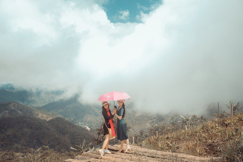 "Dậy trễ 9 giờ sáng đi săn mây và cái kết đoạt giải an ủi", Nhân viết