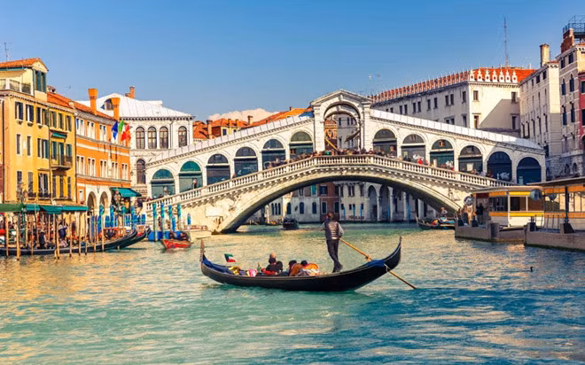  Việc để lại khóa tình yêu trên các cây cầu đã bị Venice hạn chế từ năm 2016.