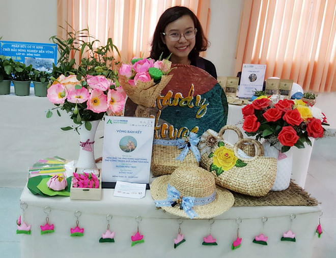 Chị Trúc cùng một số sản phẩm handmade - Ảnh: Duy Tân Chị Trúc cùng một số sản phẩm handmade - Ảnh: Duy Tân