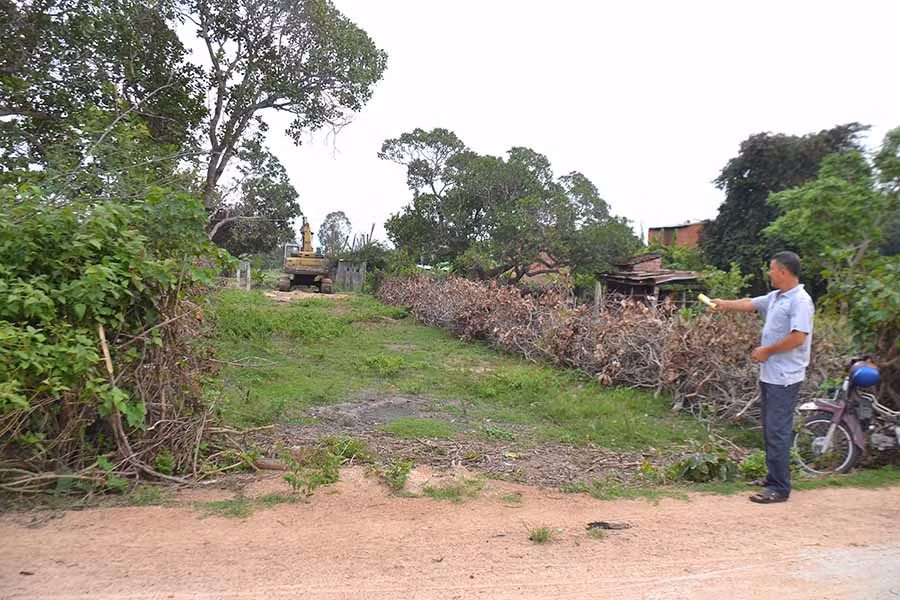  Với sự đồng lòng, đoàn kết, người dân thôn Thống Nhất (xã Chư Ngọc) đã hiến đất để làm đường giao thông nông thôn. Ảnh: G.H
