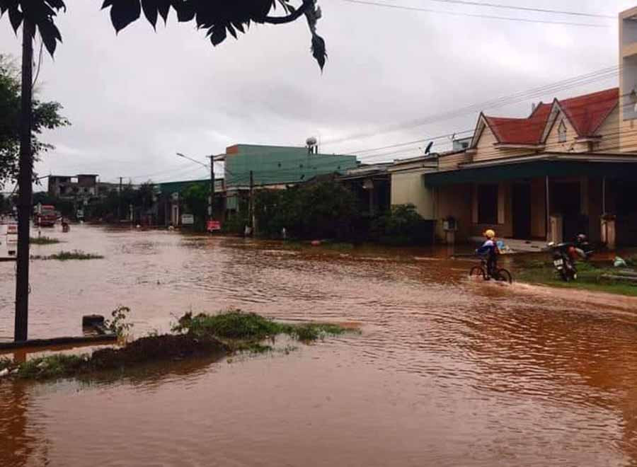 Nước ngập đường giao thông tại thôn 1 và tràn vào nhà dân. Ảnh: An Nhiên