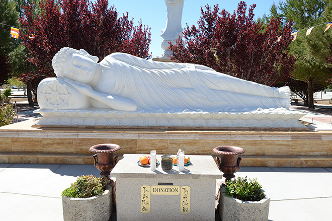 Những bức tượng cao nhiều mét và nặng hàng tấn.