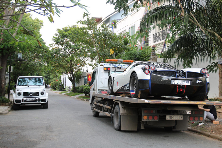 Chiếc Huayra của Minh Nhựa có giá được đồn đoán lên đến 80 tỷ đồng, sau khi đóng đủ các khoản thuế phí. Với mức giá khủng này, chiếc Huayra đã "phế truất" ngôi vị siêu xe đắt nhất Việt Nam của Bugatti Veyron cũng từng thuộc sở hữu của Minh Nhựa. Ảnh: Thịnh BMW. Chiếc Huayra của Minh Nhựa có giá được đồn đoán lên đến 80 tỷ đồng, sau khi đóng đủ các khoản thuế phí. Với mức giá khủng này, chiếc Huayra đã
