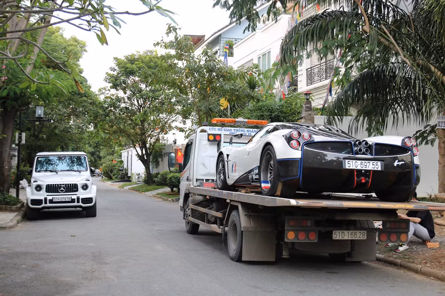Chiếc Huayra của Minh Nhựa có giá được đồn đoán lên đến 80 tỷ đồng, sau khi đóng đủ các khoản thuế phí. Với mức giá khủng này, chiếc Huayra đã 