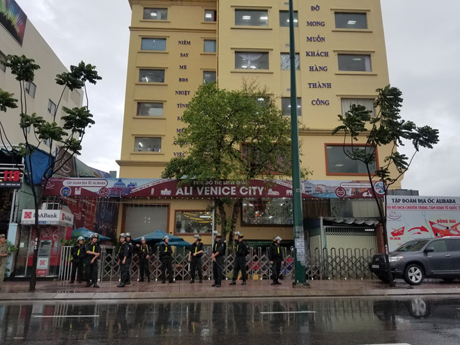 Trụ sở Công ty Alibaba bị công an phong tỏa - Ảnh: Công Nguyên