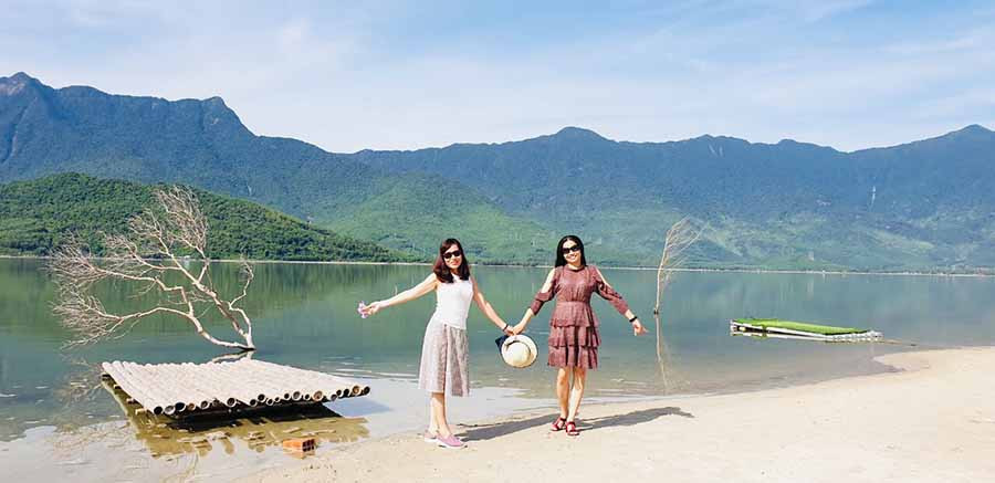  Du khách chụp ảnh lưu niệm bên đầm Lập An. Ảnh: D.H