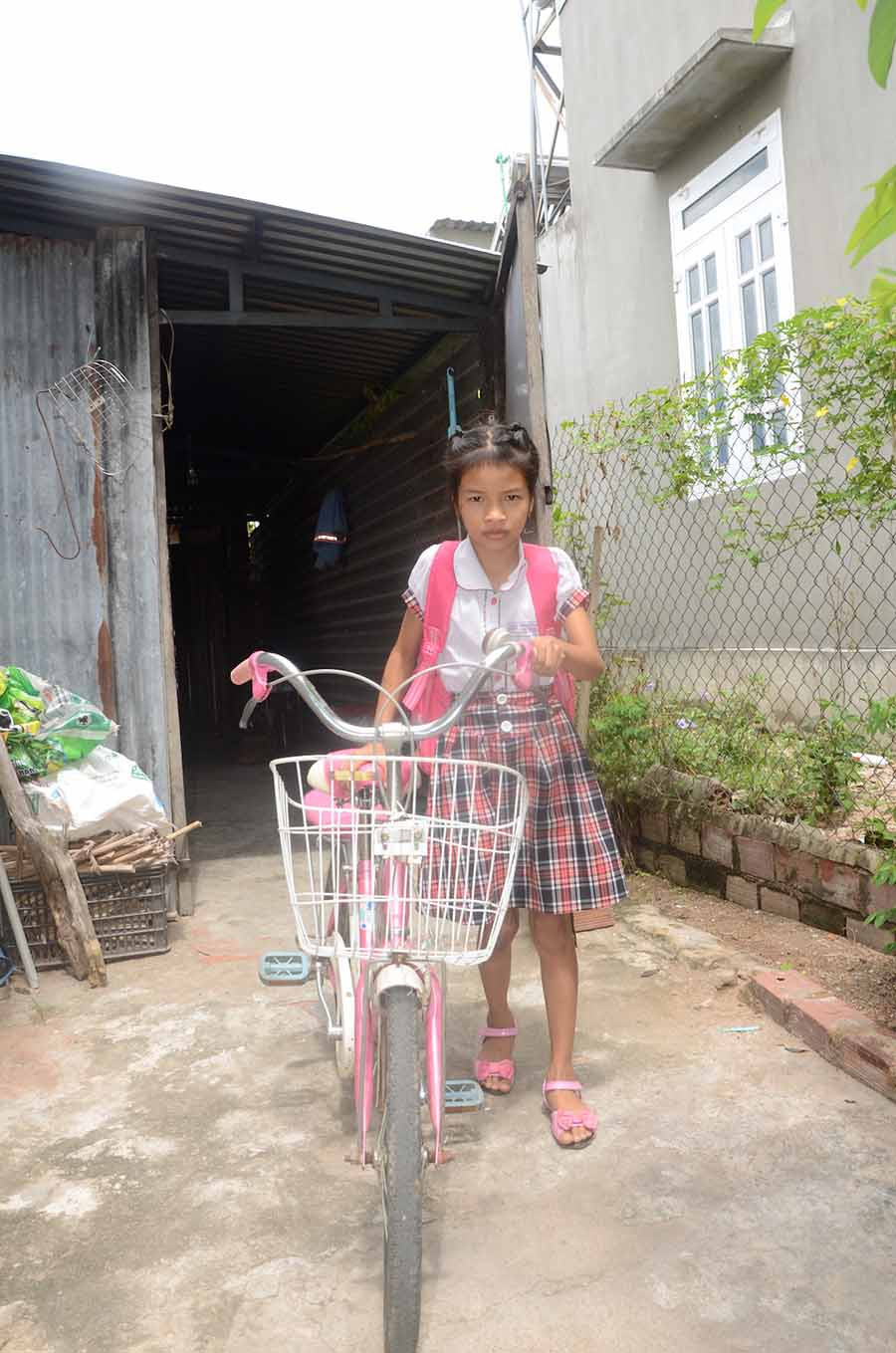 Bé Trúc chuẩn bị đi học. Ảnh: Đ.P