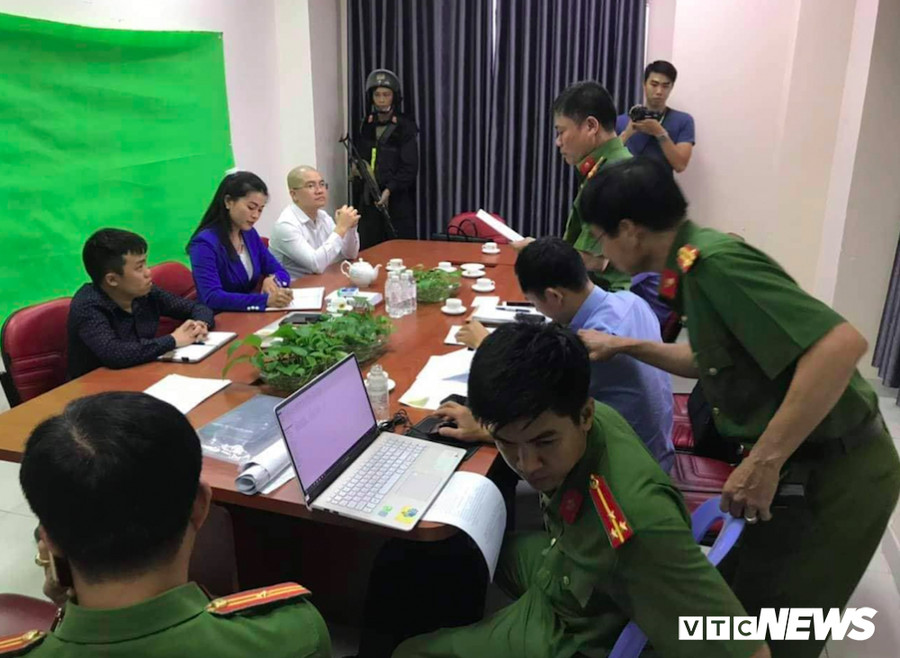 Công an làm việc với Nguyễn Thái Luyện – Chủ tịch HĐQT của Alibaba và Nguyễn Thái Lĩnh – Tổng giám đốc công ty. Công an làm việc với Nguyễn Thái Luyện – Chủ tịch HĐQT của Alibaba và Nguyễn Thái Lĩnh – Tổng giám đốc công ty.