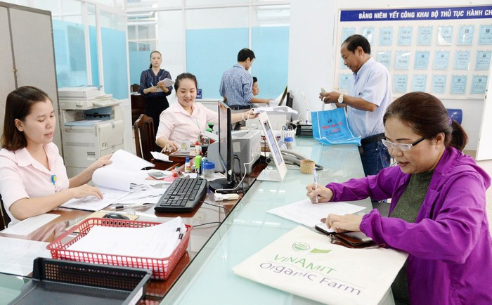 Cán bộ công chức phường 4, quận Tân Bình tiếp và nhận, trả hồ sơ cho người dân