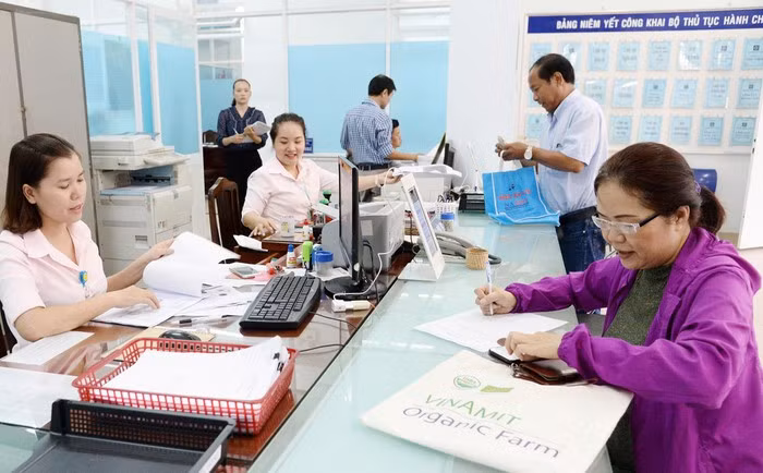 Cán bộ công chức phường 4, quận Tân Bình tiếp và nhận, trả hồ sơ cho người dân