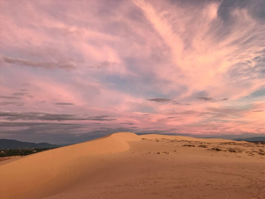 Cát ở đây thay đổi theo giờ, theo buổi trong ngày. Cát ở đây thay đổi theo giờ, theo buổi trong ngày.