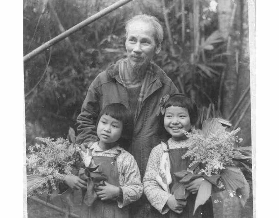 Bác Hồ với thiếu nhi (ảnh tư liệu).  Bác Hồ với thiếu nhi (ảnh tư liệu).