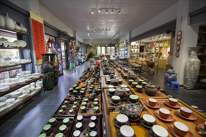Một gian hàng giới thiệu các sản phẩm gốm mỹ nghệ tại làng cổ Bát Tràng.