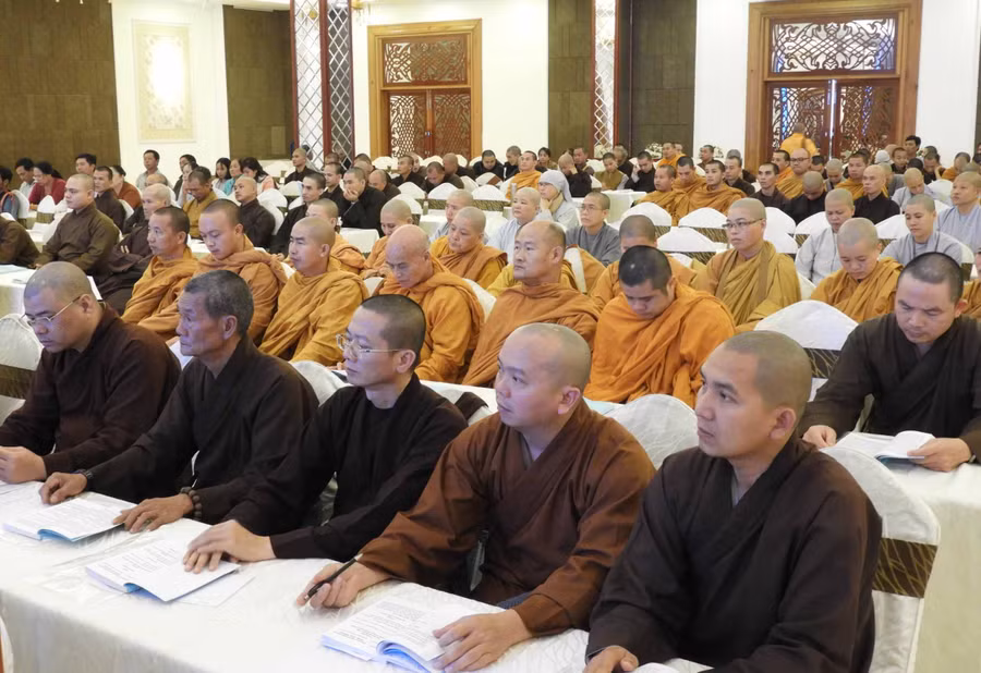 Đại biểu chức sắc và tu sỹ Phật giáo nghe phổ biến pháp luật về tôn giáo. Ảnh: Thanh Nhật