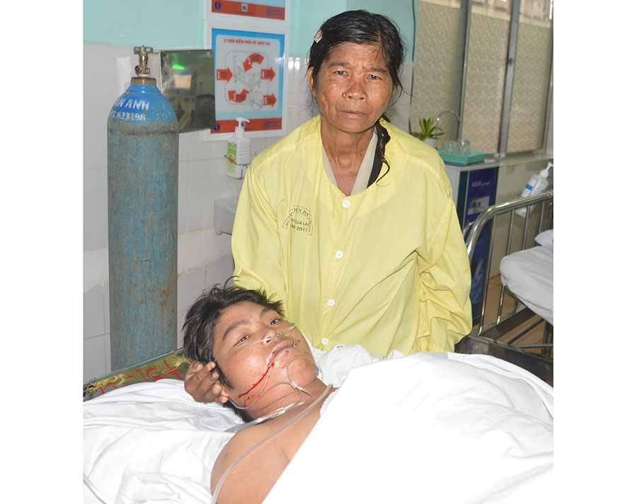  Bà Ben bên giường bệnh con trai. Ảnh: Đ.Y