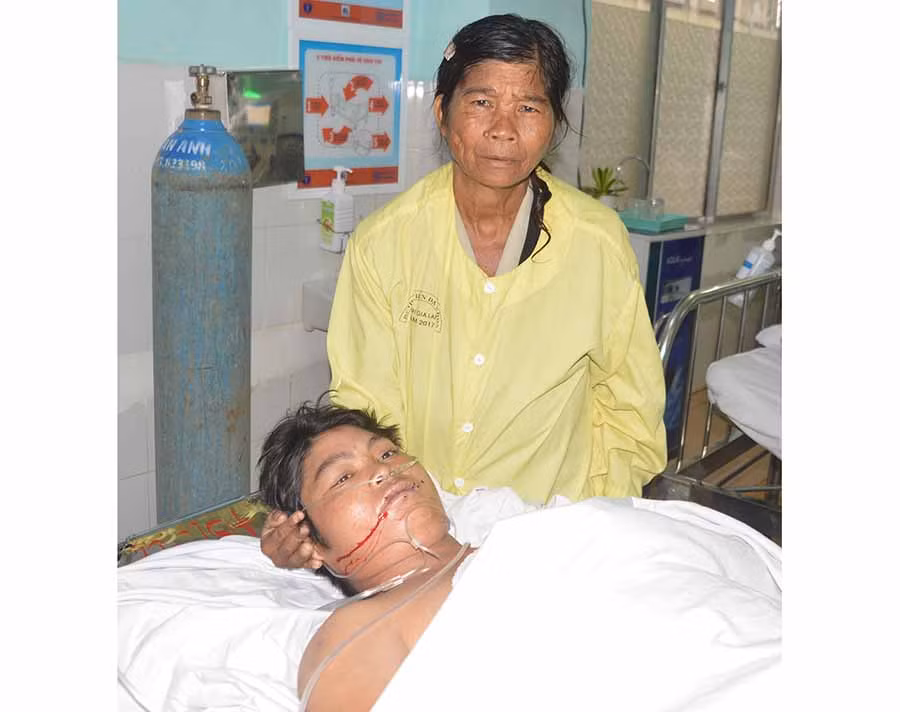  Bà Ben bên giường bệnh con trai. Ảnh: Đ.Y