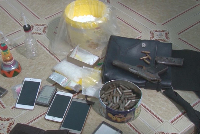 Ma túy cùng khẩu súng được cảnh sát thu giữ. Ảnh: Công an Vĩnh Long. Ma túy cùng khẩu súng được cảnh sát thu giữ. Ảnh: Công an Vĩnh Long.