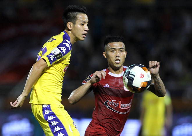 Hậu vệ Công Thành (phải) trong màu áo CLB TP.HCM. Ảnh: Quang Thịnh. Hậu vệ Công Thành (phải) trong màu áo CLB TP.HCM. Ảnh: Quang Thịnh.