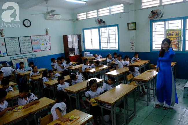  Sau lễ khai giảng, các em lên lớp và được các cô thông báo về việc tổ chức vui Tết Trung thu.