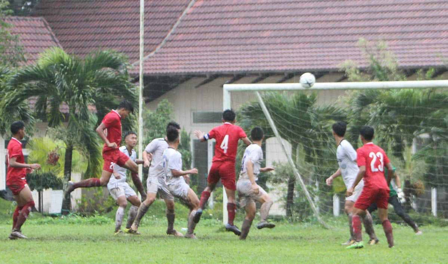 Pha bóng tấn công của cầu thủ U16 Lào (áo đỏ) về phía khung thành U16 HA.GL. Ảnh: Minh Vỹ