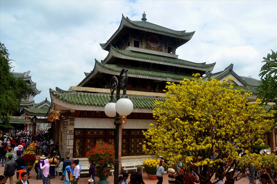 Miếu được xây dựng theo kiến trúc cách điệu hình hoa sen nở. Ảnh: Lục Tùng