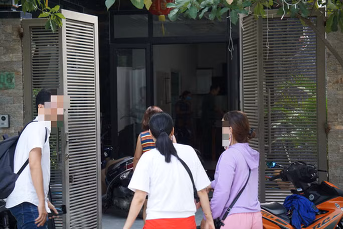 Nhiều người túc trực ở nhà bà Hằng vì lo sợ bà này bỏ trốn