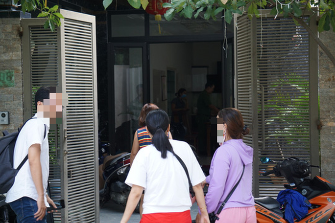 Nhiều người túc trực ở nhà bà Hằng vì lo sợ bà này bỏ trốn