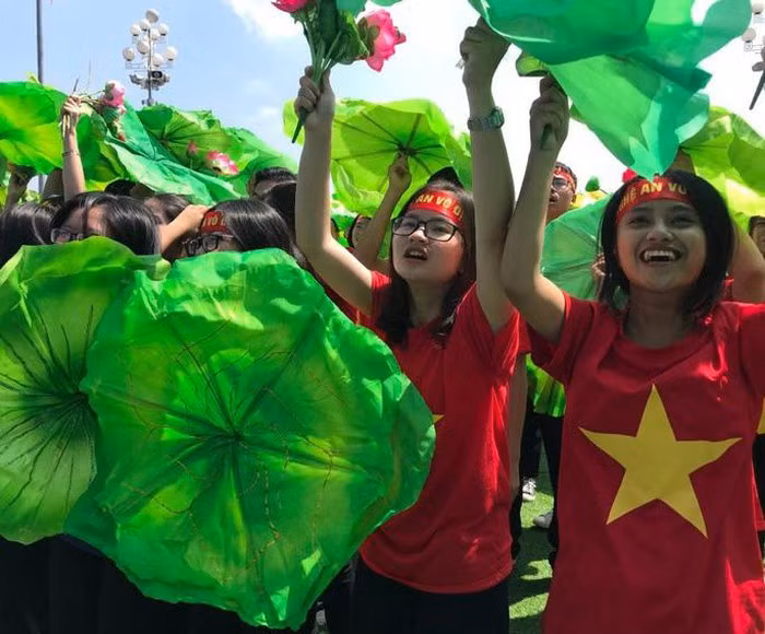  Các bạn trẻ cổ vũ nhiệt tình