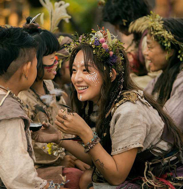 Tạo hình thổ dân cũng không làm khó được Kim Ji Won.