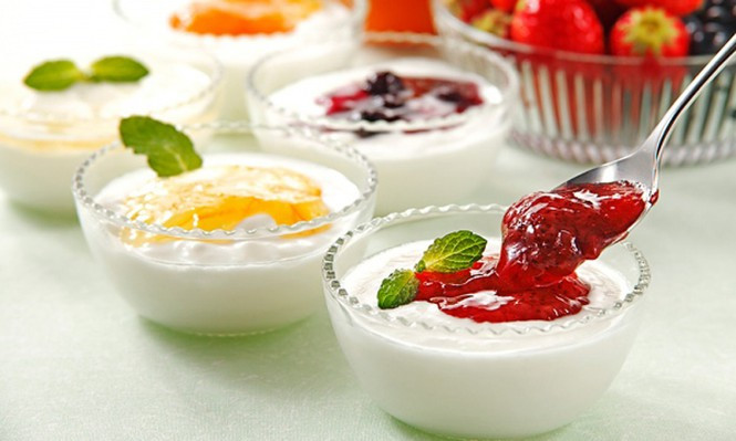Trong sữa chua ít chất béo còn có nhiều chất chống oxy hóa mạnh, vitamin, chất xơ và các chất probiotic tốt cho đường tiêu hóa. Vì vậy, không có gì lạ khi nói sữa chua là một trong những loại thực phẩm có nhiều công dụng tuyệt vời cho sức khỏe. Ảnh minh họa: Internet