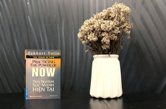"Trải nghiệm sức mạnh hiện tại" của bậc thầy tâm linh Eckhart Tolle là cuốn sách hữu ích dành cho những người đang gặp khó khăn trong cuộc sống