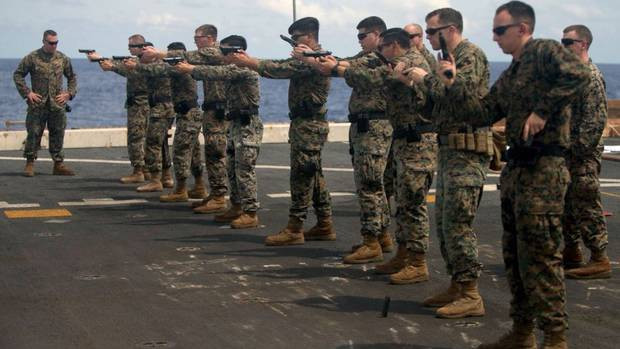 Thủy quân lục chiến Mỹ thực hành sử dụng vũ khí ngày 9/8 trên tàu USS Green Bay, trong Nhóm tàu đổ bộ Wasp. (Ảnh: Handout)