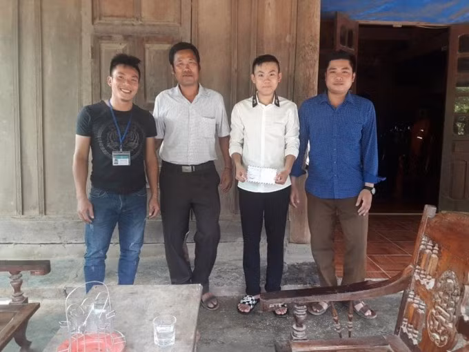  Em Mạnh (đứng thứ 2 từ phải qua) là người dũng cảm lao xuống dòng nước lũ cứu 2 nạn nhân - Ảnh: P. Ngọc