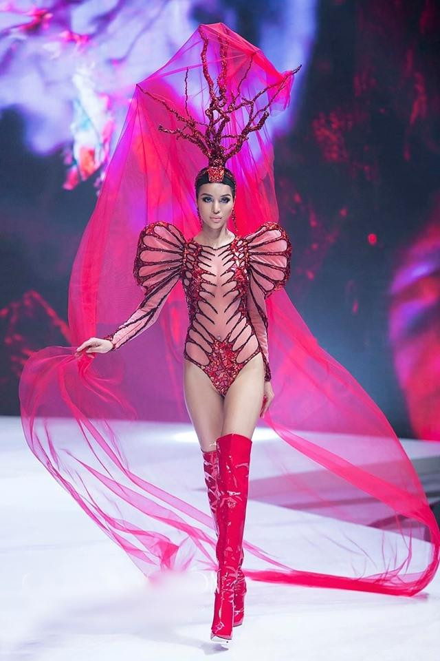 Cùng một thiết kế jumpsuit với phần vai ngang đính kết, mỗi người đẹp đều có cách riêng để khiến bản thân mình nổi bật.