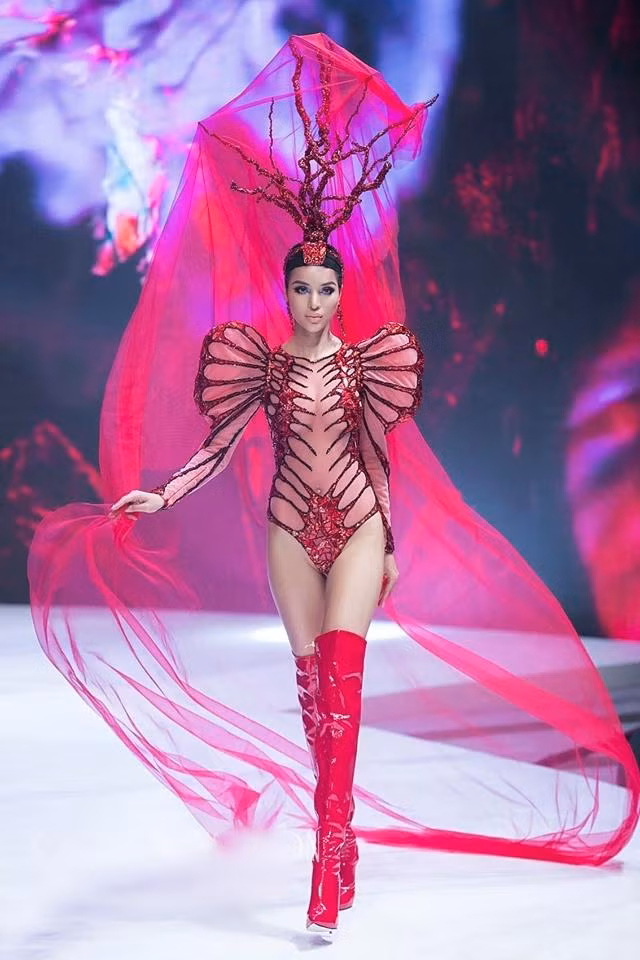 Cùng một thiết kế jumpsuit với phần vai ngang đính kết, mỗi người đẹp đều có cách riêng để khiến bản thân mình nổi bật.