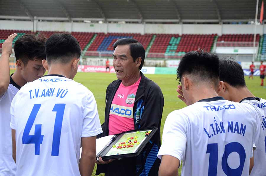 Huấn luyện viên Huỳnh Văn Ảnh chỉ đạo các học trò ở đội U21 HA.GL. Ảnh: M.V