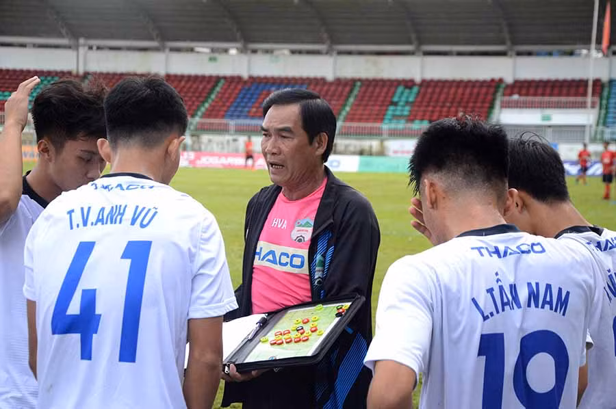 Huấn luyện viên Huỳnh Văn Ảnh chỉ đạo các học trò ở đội U21 HA.GL. Ảnh: M.V