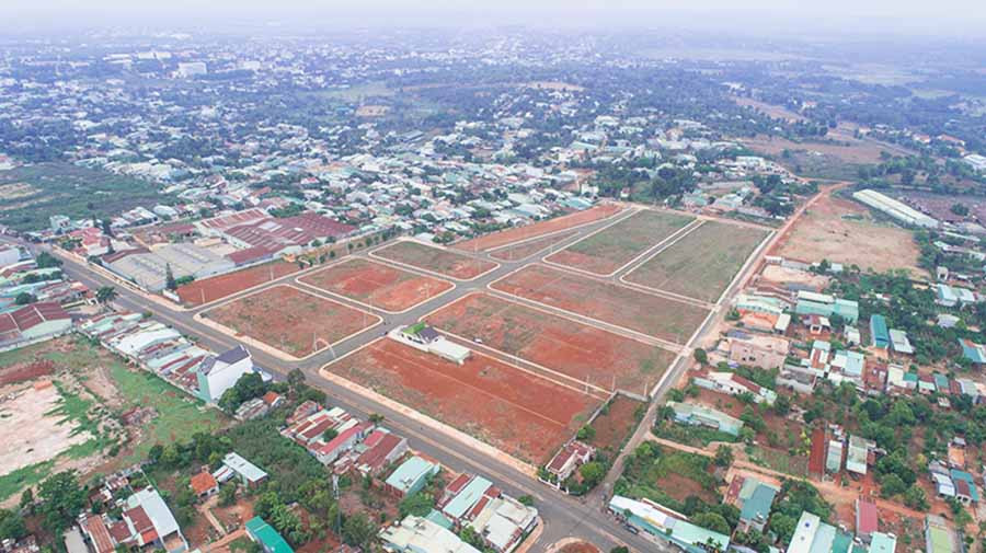 Với quy mô 7 ha, SH Land sở hữu vị trí vàng, thuận lợi về giao thông khi nằm ngay mặt tiền đường Lý Nam Đế - trung tâm thành phố Pleiku, kết nối thông thương với quốc lộ 14 và quốc lộ 19 tạo thành trục đường thương mại sầm uất.SH Land sở hữu nhiều tiện ích phong phú, đặc biệt là hệ thống trường mầm non quốc tế, khu vui chơi trẻ em, khu thư giãn của người cao tuổi, công viên cây xanh, đài phun nước. Với quy mô 7 ha, SH Land sở hữu vị trí vàng, thuận lợi về giao thông khi nằm ngay mặt tiền đường Lý Nam Đế - trung tâm thành phố Pleiku, kết nối thông thương với quốc lộ 14 và quốc lộ 19 tạo thành trục đường thương mại sầm uất.SH Land sở hữu nhiều tiện ích phong phú, đặc biệt là hệ thống trường mầm non quốc tế, khu vui chơi trẻ em, khu thư giãn của người cao tuổi, công viên cây xanh, đài phun nước.