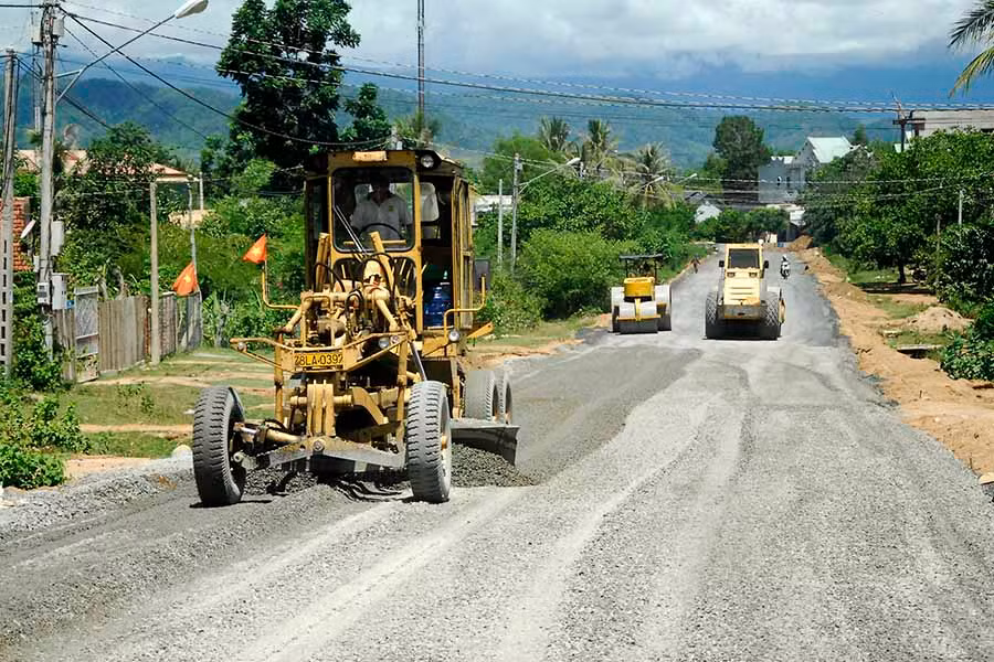 Làm đường giao thông ở thị trấn Phú Túc (huyện Krông Pa). Ảnh: Đ.T