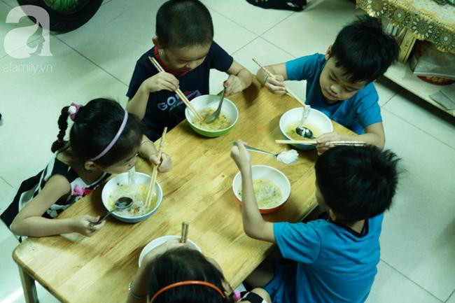 Ngay từ sáng sớm, vợ chồng chị Thư đã tất bật chuẩn bị quần áo, đồ ăn sáng cho các con. Đã trải qua hơn 2 tuần đưa các con đi học trước khai giảng nên cha mẹ các bé cũng quen dần công việc chứ không bỡ ngỡ như lúc ban đầu.