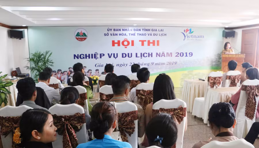 Các thí sinh bước vào phần thi nhà hàng. Ảnh: Quang Tấn