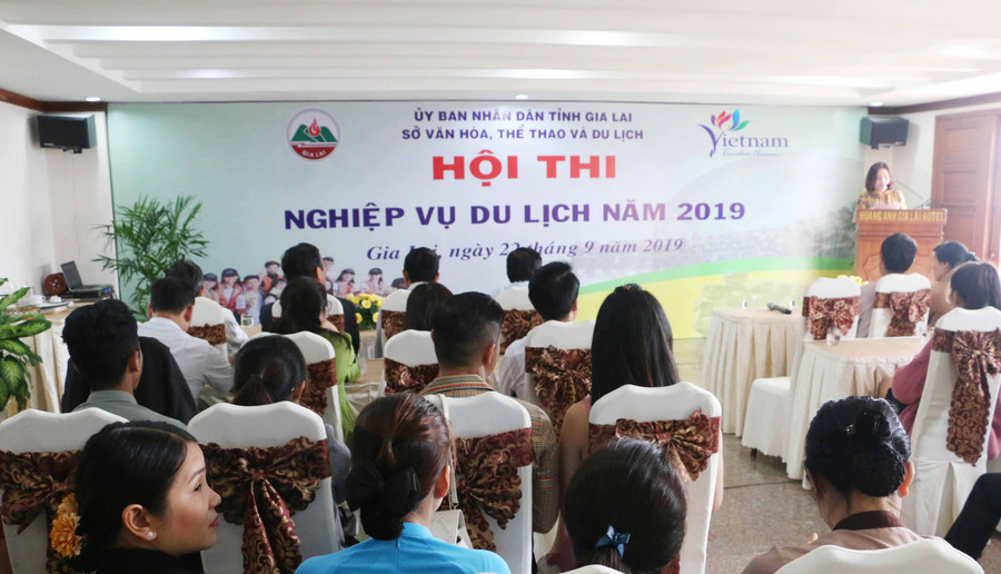 Các thí sinh bước vào phần thi nhà hàng. Ảnh: Quang Tấn